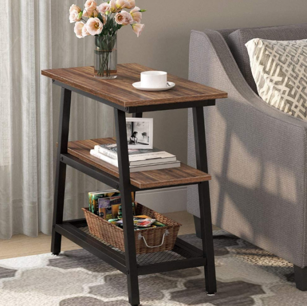 Meja samping dengan aksen tekstur dan pernak-pernik